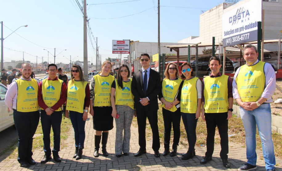 Sensibilizar, conscientizar, informar e divulgar também os canais de denúncia de combate a crimes contra a criança e adolescentes foi o foco de mais uma ação da Força-Tarefa Infância Segura, realizada nesta sexta-feira (30), em São José dos Pinhais, na Região Metropolitana de Curitiba. S iniciativa foi da Secretaria da Justiça, Família e Trabalho do Paraná, que idealizou e coordena a Força-Tarefa. Foto: Divulgação/SEJUF