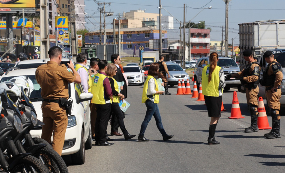 Sensibilizar, conscientizar, informar e divulgar também os canais de denúncia de combate a crimes contra a criança e adolescentes foi o foco de mais uma ação da Força-Tarefa Infância Segura, realizada nesta sexta-feira (30), em São José dos Pinhais, na Região Metropolitana de Curitiba. S iniciativa foi da Secretaria da Justiça, Família e Trabalho do Paraná, que idealizou e coordena a Força-Tarefa. Foto: Divulgação/SEJUF