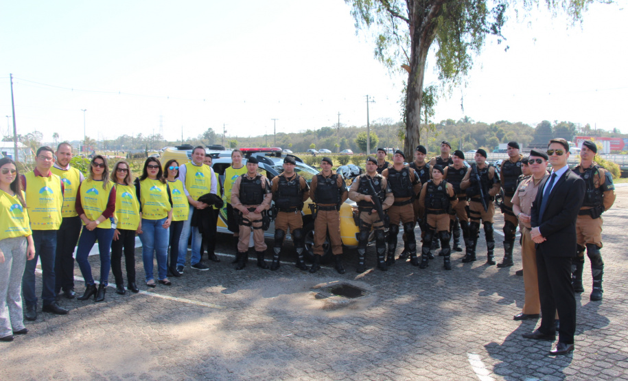 Sensibilizar, conscientizar, informar e divulgar também os canais de denúncia de combate a crimes contra a criança e adolescentes foi o foco de mais uma ação da Força-Tarefa Infância Segura, realizada nesta sexta-feira (30), em São José dos Pinhais, na Região Metropolitana de Curitiba. S iniciativa foi da Secretaria da Justiça, Família e Trabalho do Paraná, que idealizou e coordena a Força-Tarefa. Foto: Divulgação/SEJUF