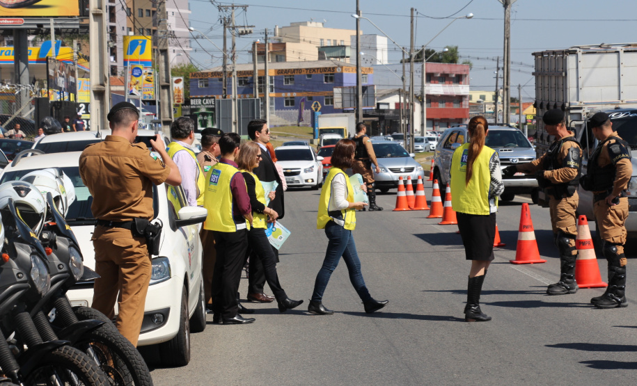 Sensibilizar, conscientizar, informar e divulgar também os canais de denúncia de combate a crimes contra a criança e adolescentes foi o foco de mais uma ação da Força-Tarefa Infância Segura, realizada nesta sexta-feira (30), em São José dos Pinhais, na Região Metropolitana de Curitiba. S iniciativa foi da Secretaria da Justiça, Família e Trabalho do Paraná, que idealizou e coordena a Força-Tarefa. Foto: Divulgação/SEJUF