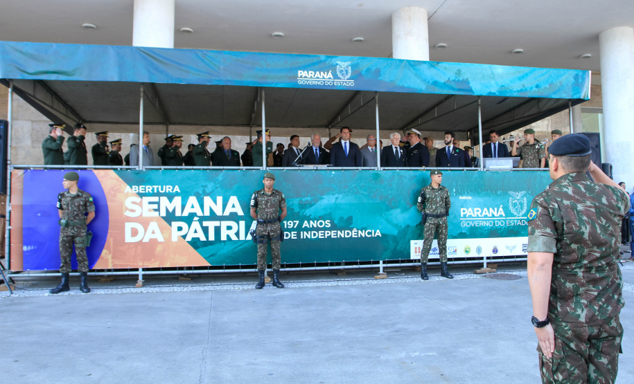Solenidade de abertura das comemorações da Semana da Pátria 2019. O evento ocorreu no estacionamento do Palácio Iguaçu, em Curitiba, com a participação do governador Carlos Massa Ratinho Junior e comandantes das Forças Armadas, da Polícia Militar do Paraná e da Liga de Defesa Nacional.Foto: Valdelino Pontes