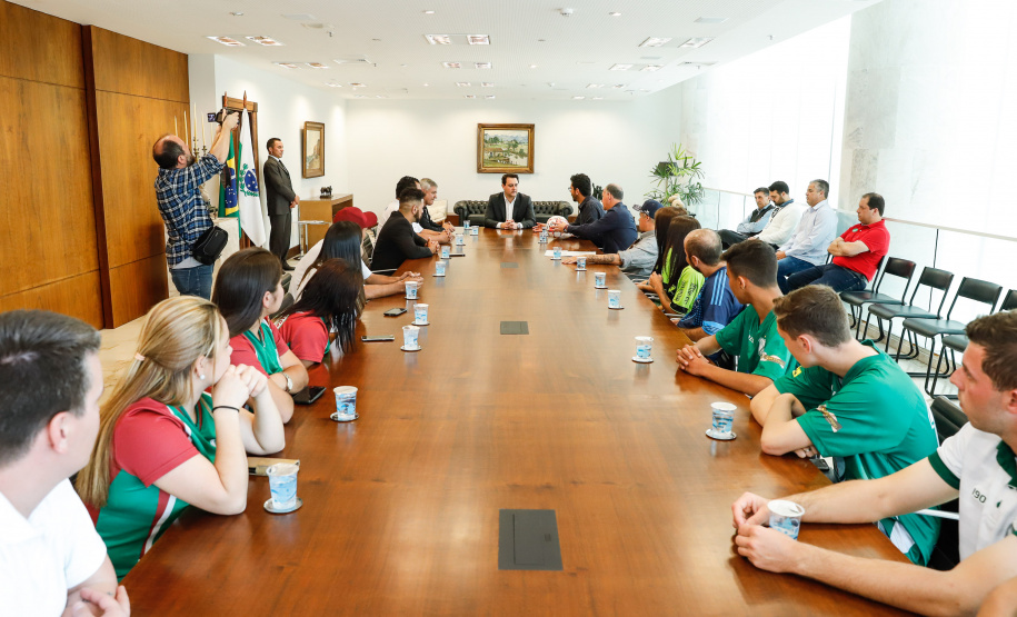 O governador Carlos Massa Ratinho Junior recebeu nesta sexta-feira (30), no Palácio Iguaçu, os jogadores dos times que disputam a final da Taça das Favelas, que acontece neste sábado (31), no Estádio Couto Pereira, em Curitiba. Visitaram o governador as duas equipes femininas, Parolin e Paloma, e as duas masculinas, Butiatumirim e Pilarzinho.