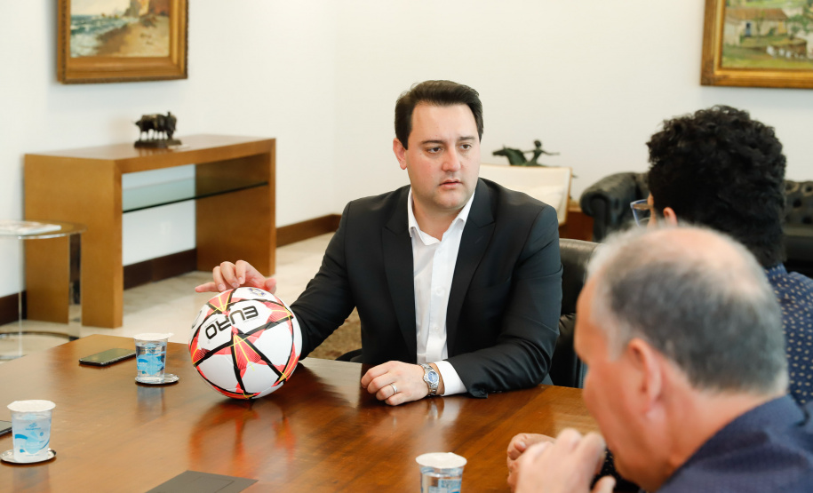 O governador Carlos Massa Ratinho Junior recebeu nesta sexta-feira (30), no Palácio Iguaçu, os jogadores dos times que disputam a final da Taça das Favelas, que acontece neste sábado (31), no Estádio Couto Pereira, em Curitiba. Visitaram o governador as duas equipes femininas, Parolin e Paloma, e as duas masculinas, Butiatumirim e Pilarzinho.