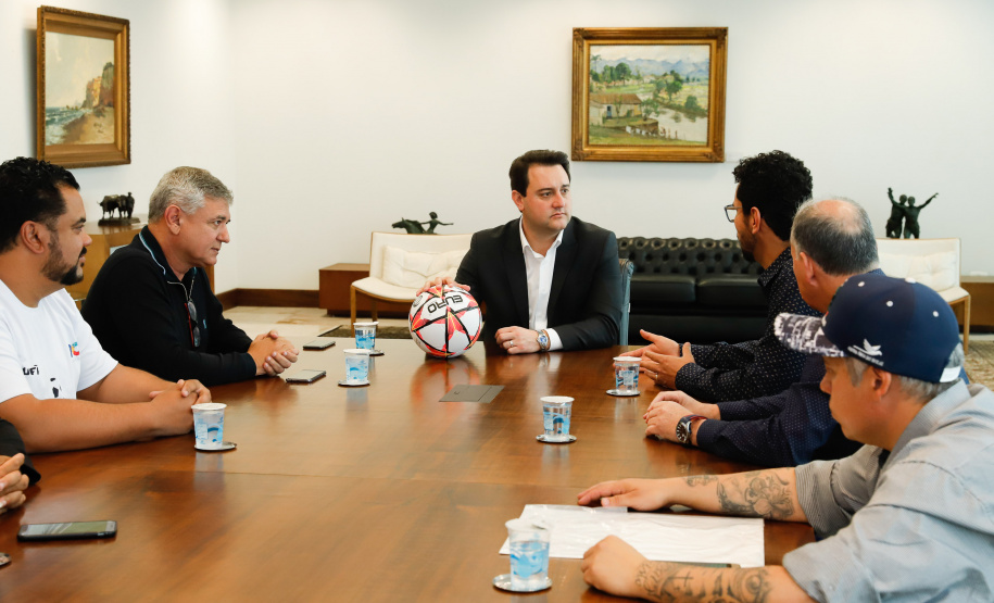 O governador Carlos Massa Ratinho Junior recebeu nesta sexta-feira (30), no Palácio Iguaçu, os jogadores dos times que disputam a final da Taça das Favelas, que acontece neste sábado (31), no Estádio Couto Pereira, em Curitiba. Visitaram o governador as duas equipes femininas, Parolin e Paloma, e as duas masculinas, Butiatumirim e Pilarzinho.