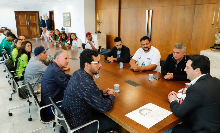 O governador Carlos Massa Ratinho Junior recebeu nesta sexta-feira (30), no Palácio Iguaçu, os jogadores dos times que disputam a final da Taça das Favelas, que acontece neste sábado (31), no Estádio Couto Pereira, em Curitiba. Visitaram o governador as duas equipes femininas, Parolin e Paloma, e as duas masculinas, Butiatumirim e Pilarzinho.