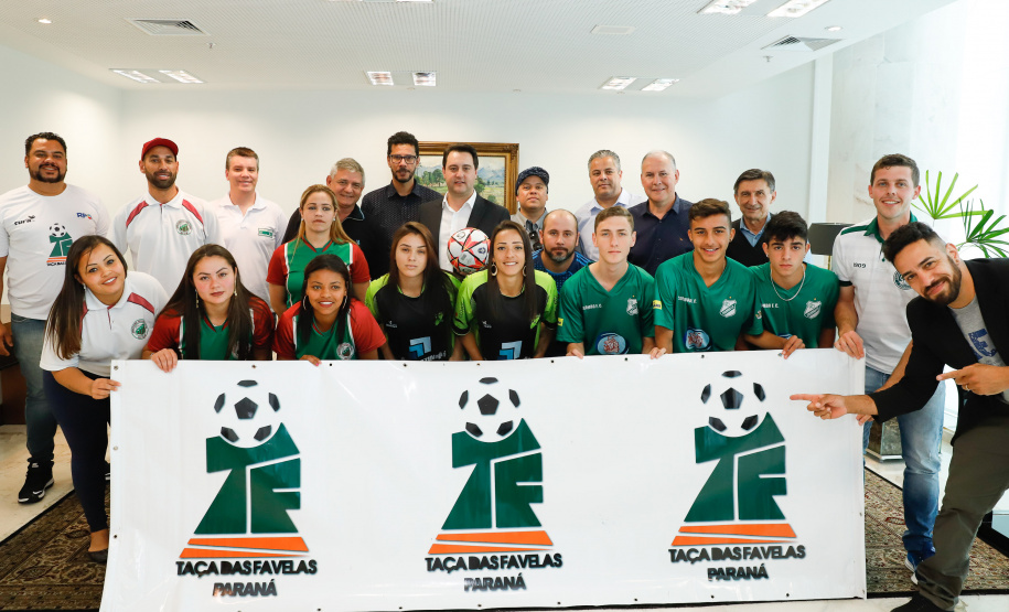 O governador Carlos Massa Ratinho Junior recebeu nesta sexta-feira (30), no Palácio Iguaçu, os jogadores dos times que disputam a final da Taça das Favelas, que acontece neste sábado (31), no Estádio Couto Pereira, em Curitiba. Visitaram o governador as duas equipes femininas, Parolin e Paloma, e as duas masculinas, Butiatumirim e Pilarzinho.