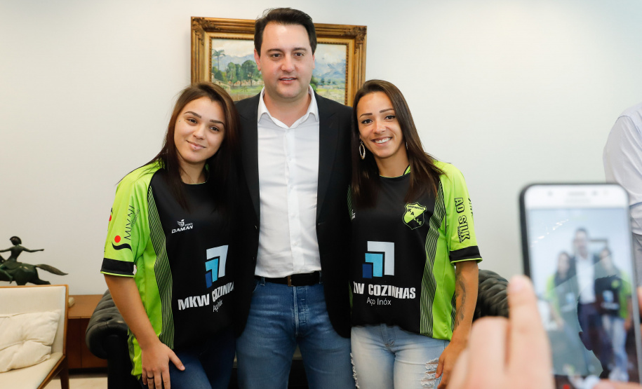 O governador Carlos Massa Ratinho Junior recebeu nesta sexta-feira (30), no Palácio Iguaçu, os jogadores dos times que disputam a final da Taça das Favelas, que acontece neste sábado (31), no Estádio Couto Pereira, em Curitiba. Visitaram o governador as duas equipes femininas, Parolin e Paloma, e as duas masculinas, Butiatumirim e Pilarzinho.