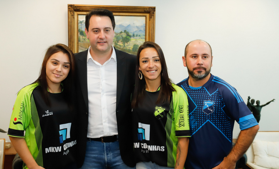 O governador Carlos Massa Ratinho Junior recebeu nesta sexta-feira (30), no Palácio Iguaçu, os jogadores dos times que disputam a final da Taça das Favelas, que acontece neste sábado (31), no Estádio Couto Pereira, em Curitiba. Visitaram o governador as duas equipes femininas, Parolin e Paloma, e as duas masculinas, Butiatumirim e Pilarzinho.