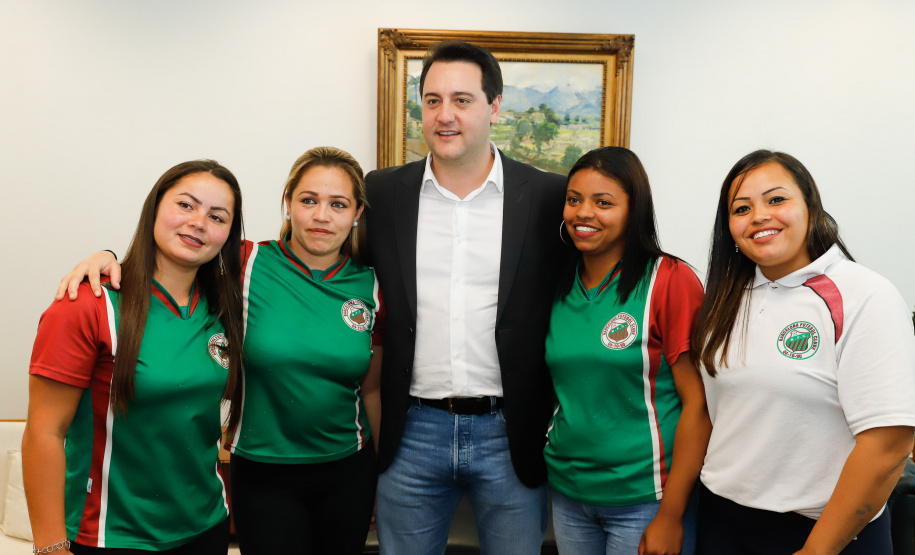 O governador Carlos Massa Ratinho Junior recebeu nesta sexta-feira (30), no Palácio Iguaçu, os jogadores dos times que disputam a final da Taça das Favelas, que acontece neste sábado (31), no Estádio Couto Pereira, em Curitiba. Visitaram o governador as duas equipes femininas, Parolin e Paloma, e as duas masculinas, Butiatumirim e Pilarzinho.