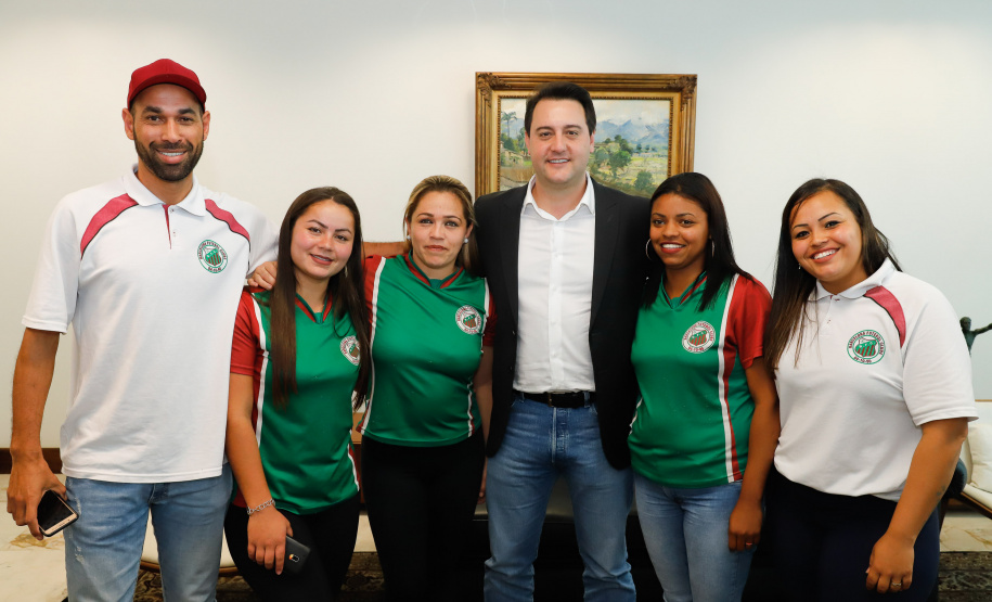 O governador Carlos Massa Ratinho Junior recebeu nesta sexta-feira (30), no Palácio Iguaçu, os jogadores dos times que disputam a final da Taça das Favelas, que acontece neste sábado (31), no Estádio Couto Pereira, em Curitiba. Visitaram o governador as duas equipes femininas, Parolin e Paloma, e as duas masculinas, Butiatumirim e Pilarzinho.