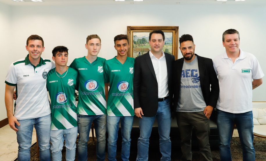 O governador Carlos Massa Ratinho Junior recebeu nesta sexta-feira (30), no Palácio Iguaçu, os jogadores dos times que disputam a final da Taça das Favelas, que acontece neste sábado (31), no Estádio Couto Pereira, em Curitiba. Visitaram o governador as duas equipes femininas, Parolin e Paloma, e as duas masculinas, Butiatumirim e Pilarzinho.