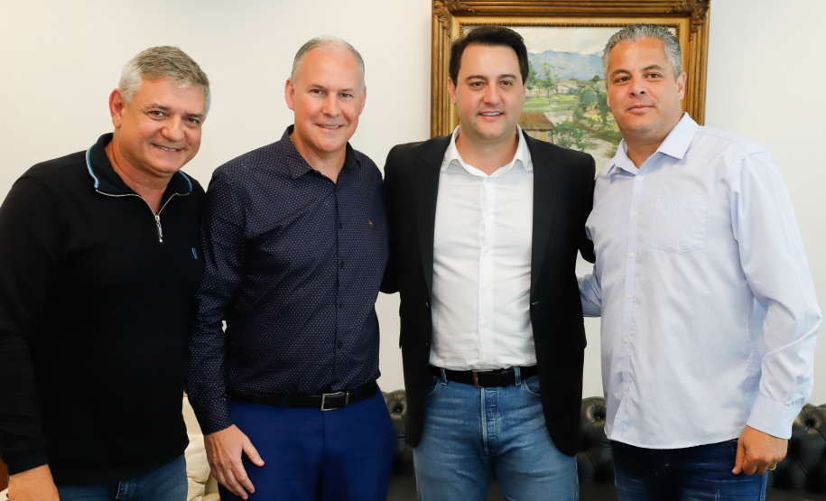 O governador Carlos Massa Ratinho Junior recebeu nesta sexta-feira (30), no Palácio Iguaçu, os jogadores dos times que disputam a final da Taça das Favelas, que acontece neste sábado (31), no Estádio Couto Pereira, em Curitiba. Visitaram o governador as duas equipes femininas, Parolin e Paloma, e as duas masculinas, Butiatumirim e Pilarzinho.