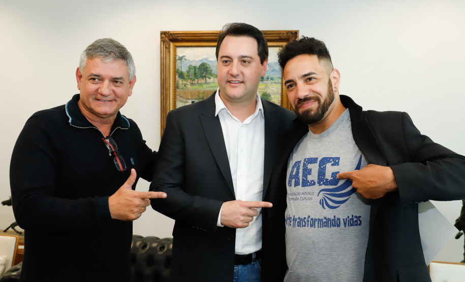 O governador Carlos Massa Ratinho Junior recebeu nesta sexta-feira (30), no Palácio Iguaçu, os jogadores dos times que disputam a final da Taça das Favelas, que acontece neste sábado (31), no Estádio Couto Pereira, em Curitiba. Visitaram o governador as duas equipes femininas, Parolin e Paloma, e as duas masculinas, Butiatumirim e Pilarzinho.