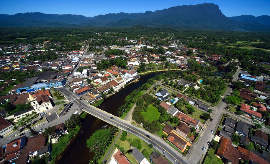 Foi apresentada na Defesa Civil, no Palácio das Araucárias, nesta quinta-feira (29), a Carta
Geotécnica Síntese que trata da adequalbilidade a ocupação na Região Leste da Serra do Mar,
elaborada pelo Núcleo de Geologia da Defesa Civil Estadual. A Carta engloba as áreas
suscetíveis em Morretes e Paranaguá, tendo em vista a prevenção de possíveis ocorrências de
desastres naturais nestes municípios que foram fortemente afetados no desastre de 2011. Foto: Denis Ferreira Netto/SEDEST