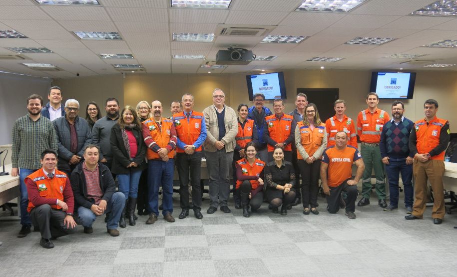 Foi apresentada na Defesa Civil, no Palácio das Araucárias, nesta quinta-feira (29), a Carta
Geotécnica Síntese que trata da adequalbilidade a ocupação na Região Leste da Serra do Mar,
elaborada pelo Núcleo de Geologia da Defesa Civil Estadual. A Carta engloba as áreas
suscetíveis em Morretes e Paranaguá, tendo em vista a prevenção de possíveis ocorrências de
desastres naturais nestes municípios que foram fortemente afetados no desastre de 2011. Foto: Divulgação/SEDEST