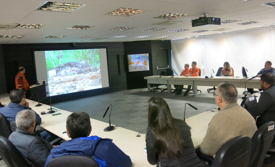 Foi apresentada na Defesa Civil, no Palácio das Araucárias, nesta quinta-feira (29), a Carta
Geotécnica Síntese que trata da adequalbilidade a ocupação na Região Leste da Serra do Mar,
elaborada pelo Núcleo de Geologia da Defesa Civil Estadual. A Carta engloba as áreas
suscetíveis em Morretes e Paranaguá, tendo em vista a prevenção de possíveis ocorrências de
desastres naturais nestes municípios que foram fortemente afetados no desastre de 2011. Foto: Divulgação/SEDEST