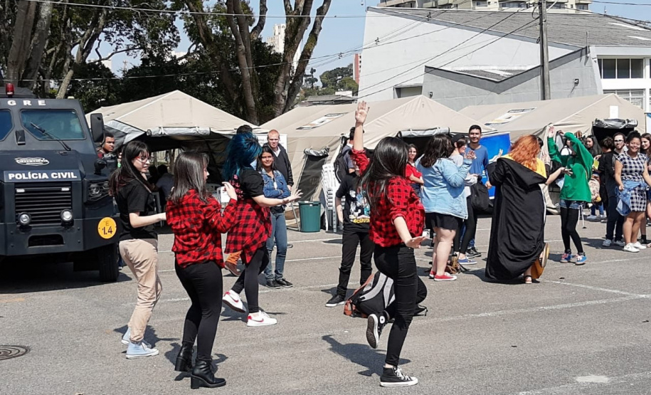 Serviços e atividades de lazer gratuitas foram destaques da primeira edição do Geração Paraná, realizado neste sábado (31), na praça Nossa Senhora de Salete, Centro Cívico, em Curitiba. O programa da Secretaria da Justiça, Família e Trabalho ofertou ações como encaminhamentos para vagas de empregos por intermédio da Agência do Trabalhador, emissão do ID Jovem. Foto: Divulgação SEJUF