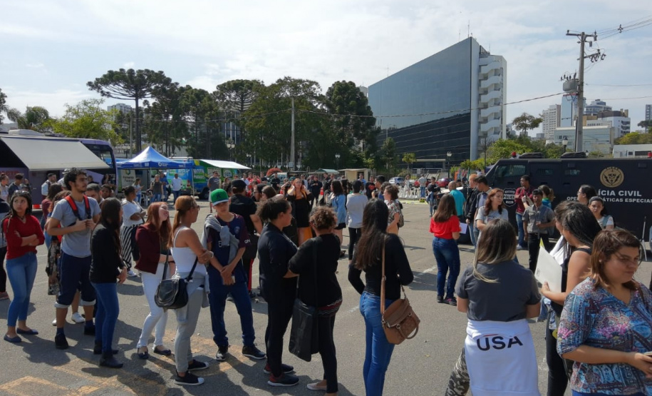 Serviços e atividades de lazer gratuitas foram destaques da primeira edição do Geração Paraná, realizado neste sábado (31), na praça Nossa Senhora de Salete, Centro Cívico, em Curitiba. O programa da Secretaria da Justiça, Família e Trabalho ofertou ações como encaminhamentos para vagas de empregos por intermédio da Agência do Trabalhador, emissão do ID Jovem. Foto: Divulgação SEJUF