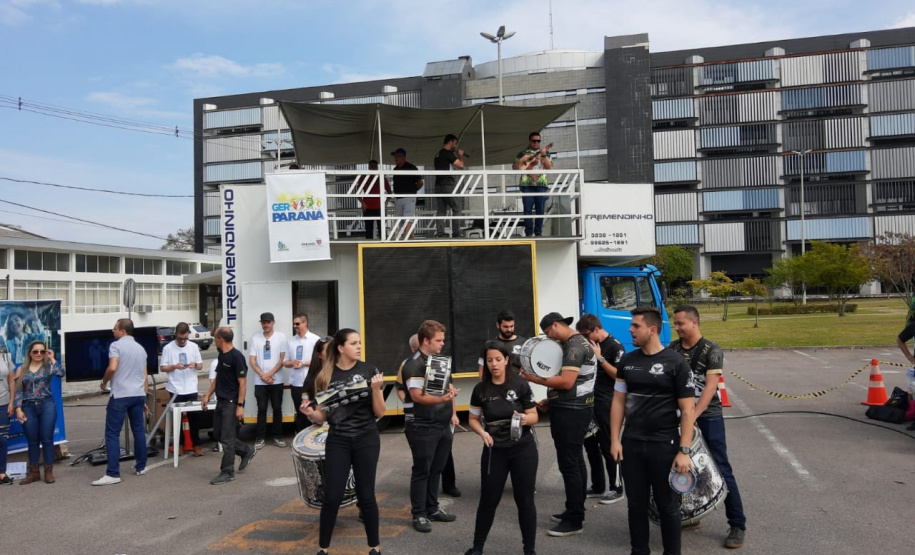 Serviços e atividades de lazer gratuitas foram destaques da primeira edição do Geração Paraná, realizado neste sábado (31), na praça Nossa Senhora de Salete, Centro Cívico, em Curitiba. O programa da Secretaria da Justiça, Família e Trabalho ofertou ações como encaminhamentos para vagas de empregos por intermédio da Agência do Trabalhador, emissão do ID Jovem. Foto: Divulgação SEJUF