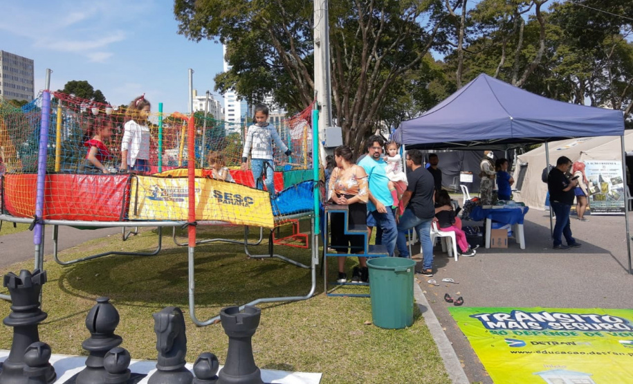 Serviços e atividades de lazer gratuitas foram destaques da primeira edição do Geração Paraná, realizado neste sábado (31), na praça Nossa Senhora de Salete, Centro Cívico, em Curitiba. O programa da Secretaria da Justiça, Família e Trabalho ofertou ações como encaminhamentos para vagas de empregos por intermédio da Agência do Trabalhador, emissão do ID Jovem. Foto: Divulgação SEJUF
