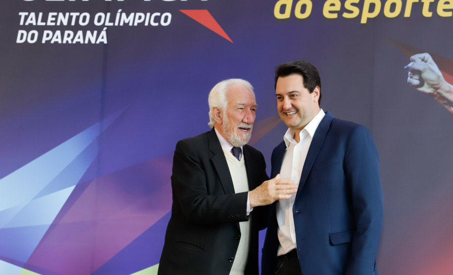 O governador Carlos Massa Ratinho Junior lançou nesta segunda-feira (2), em cerimônia no Palácio Iguaçu, o programa Geração Olímpica, que só neste ano garantirá 1.252 bolsas esportivas nas modalidades olímpicas e paralímpicas para jovens promessas, atletas de renome mundial e técnicos. A Companhia Paranaense de Energia (Copel), patrocinadora da iniciativa, investe R$ 4,75 milhões. É o maior programa de bolsa-atleta do País, em nível estadual.