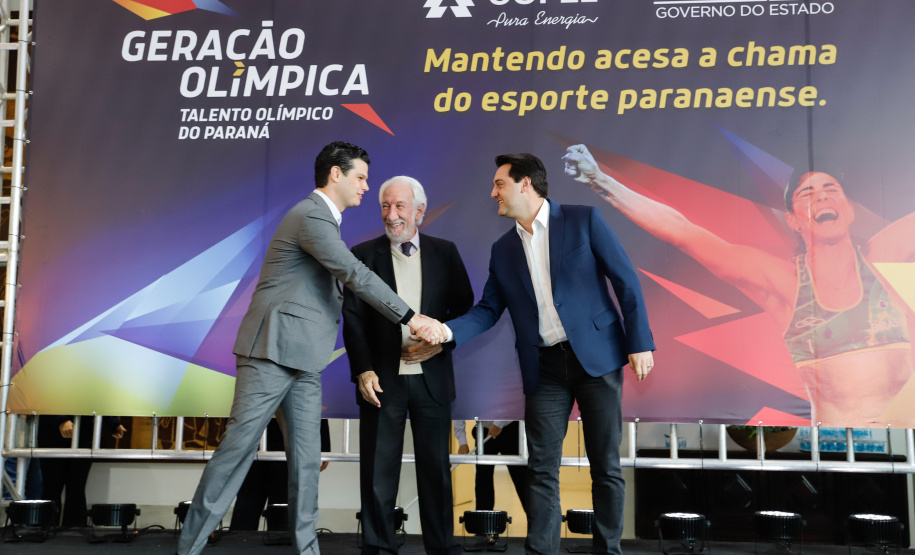 O governador Carlos Massa Ratinho Junior lançou nesta segunda-feira (2), em cerimônia no Palácio Iguaçu, o programa Geração Olímpica, que só neste ano garantirá 1.252 bolsas esportivas nas modalidades olímpicas e paralímpicas para jovens promessas, atletas de renome mundial e técnicos. A Companhia Paranaense de Energia (Copel), patrocinadora da iniciativa, investe R$ 4,75 milhões. É o maior programa de bolsa-atleta do País, em nível estadual.