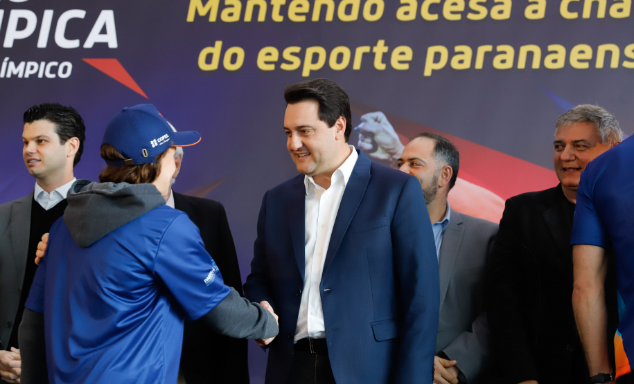O governador Carlos Massa Ratinho Junior lançou nesta segunda-feira (2), em cerimônia no Palácio Iguaçu, o programa Geração Olímpica, que só neste ano garantirá 1.252 bolsas esportivas nas modalidades olímpicas e paralímpicas para jovens promessas, atletas de renome mundial e técnicos. A Companhia Paranaense de Energia (Copel), patrocinadora da iniciativa, investe R$ 4,75 milhões. É o maior programa de bolsa-atleta do País, em nível estadual.