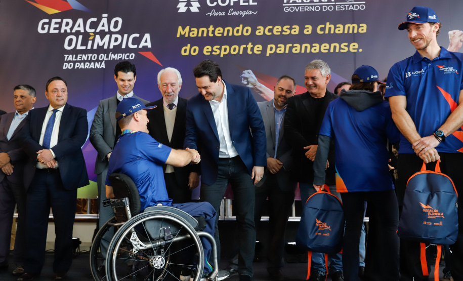 O governador Carlos Massa Ratinho Junior lançou nesta segunda-feira (2), em cerimônia no Palácio Iguaçu, o programa Geração Olímpica, que só neste ano garantirá 1.252 bolsas esportivas nas modalidades olímpicas e paralímpicas para jovens promessas, atletas de renome mundial e técnicos. A Companhia Paranaense de Energia (Copel), patrocinadora da iniciativa, investe R$ 4,75 milhões. É o maior programa de bolsa-atleta do País, em nível estadual.
