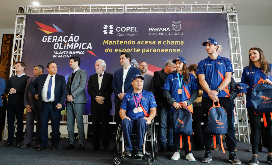 O governador Carlos Massa Ratinho Junior lançou nesta segunda-feira (2), em cerimônia no Palácio Iguaçu, o programa Geração Olímpica, que só neste ano garantirá 1.252 bolsas esportivas nas modalidades olímpicas e paralímpicas para jovens promessas, atletas de renome mundial e técnicos. A Companhia Paranaense de Energia (Copel), patrocinadora da iniciativa, investe R$ 4,75 milhões. É o maior programa de bolsa-atleta do País, em nível estadual.