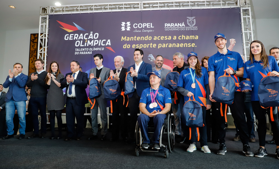 O governador Carlos Massa Ratinho Junior lançou nesta segunda-feira (2), em cerimônia no Palácio Iguaçu, o programa Geração Olímpica, que só neste ano garantirá 1.252 bolsas esportivas nas modalidades olímpicas e paralímpicas para jovens promessas, atletas de renome mundial e técnicos. A Companhia Paranaense de Energia (Copel), patrocinadora da iniciativa, investe R$ 4,75 milhões. É o maior programa de bolsa-atleta do País, em nível estadual.