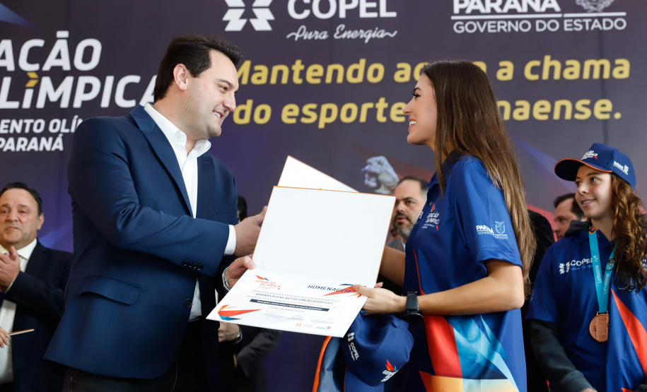 O governador Carlos Massa Ratinho Junior lançou nesta segunda-feira (2), em cerimônia no Palácio Iguaçu, o programa Geração Olímpica, que só neste ano garantirá 1.252 bolsas esportivas nas modalidades olímpicas e paralímpicas para jovens promessas, atletas de renome mundial e técnicos. A Companhia Paranaense de Energia (Copel), patrocinadora da iniciativa, investe R$ 4,75 milhões. É o maior programa de bolsa-atleta do País, em nível estadual.