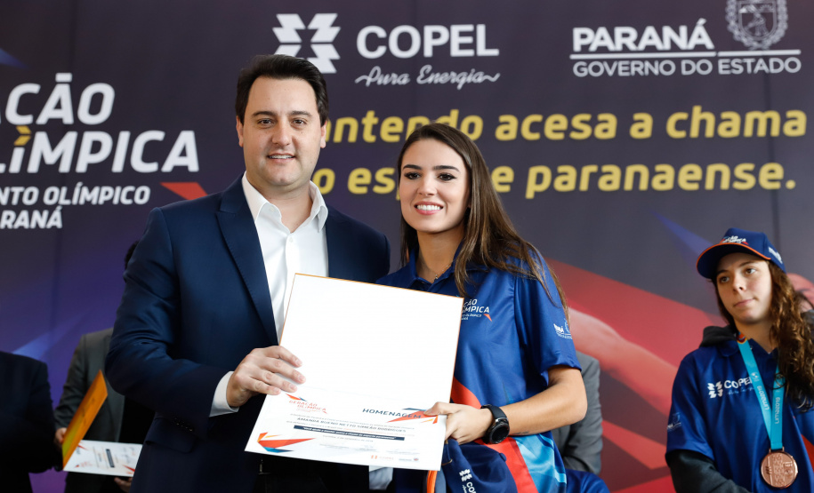 O governador Carlos Massa Ratinho Junior lançou nesta segunda-feira (2), em cerimônia no Palácio Iguaçu, o programa Geração Olímpica, que só neste ano garantirá 1.252 bolsas esportivas nas modalidades olímpicas e paralímpicas para jovens promessas, atletas de renome mundial e técnicos. A Companhia Paranaense de Energia (Copel), patrocinadora da iniciativa, investe R$ 4,75 milhões. É o maior programa de bolsa-atleta do País, em nível estadual.