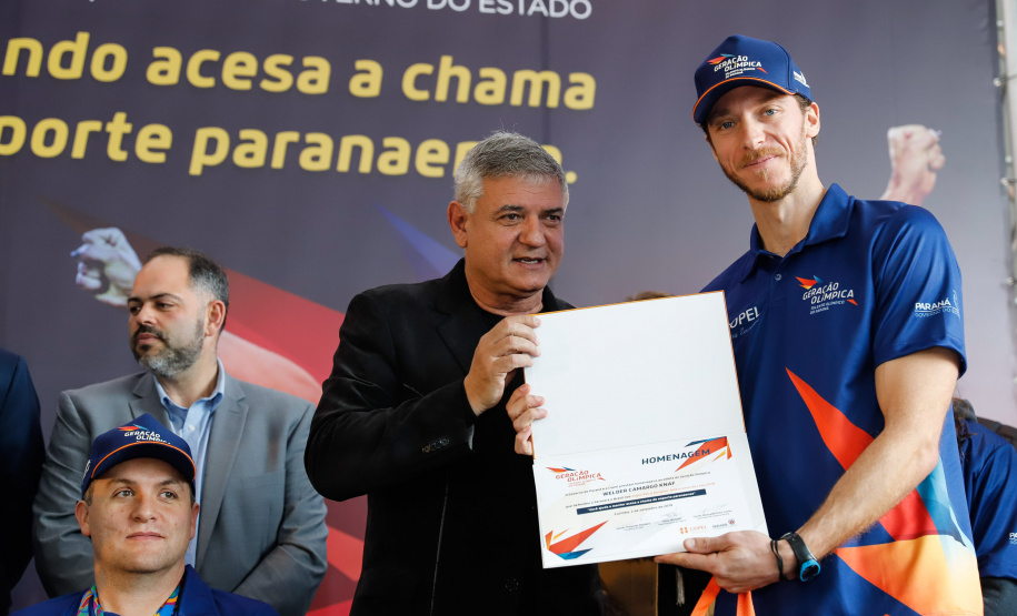 O governador Carlos Massa Ratinho Junior lançou nesta segunda-feira (2), em cerimônia no Palácio Iguaçu, o programa Geração Olímpica, que só neste ano garantirá 1.252 bolsas esportivas nas modalidades olímpicas e paralímpicas para jovens promessas, atletas de renome mundial e técnicos. A Companhia Paranaense de Energia (Copel), patrocinadora da iniciativa, investe R$ 4,75 milhões. É o maior programa de bolsa-atleta do País, em nível estadual.