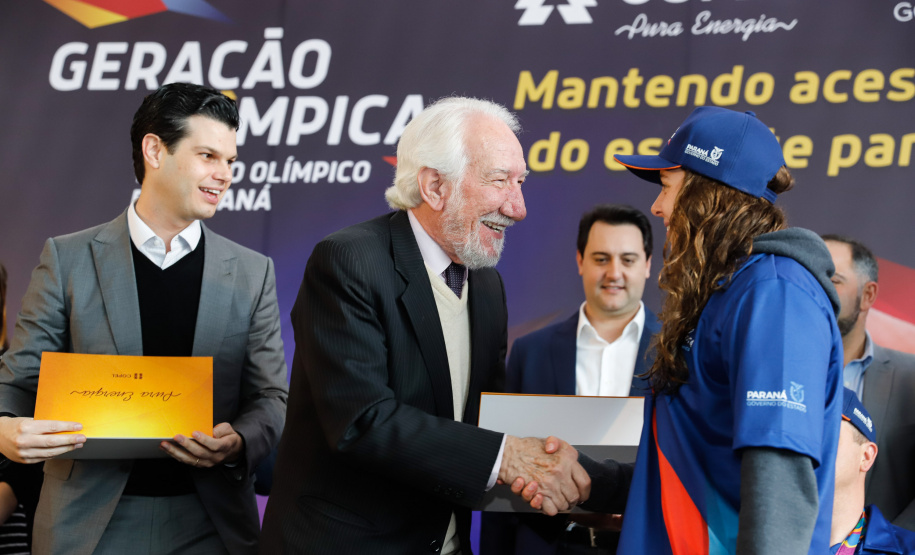 O governador Carlos Massa Ratinho Junior lançou nesta segunda-feira (2), em cerimônia no Palácio Iguaçu, o programa Geração Olímpica, que só neste ano garantirá 1.252 bolsas esportivas nas modalidades olímpicas e paralímpicas para jovens promessas, atletas de renome mundial e técnicos. A Companhia Paranaense de Energia (Copel), patrocinadora da iniciativa, investe R$ 4,75 milhões. É o maior programa de bolsa-atleta do País, em nível estadual.