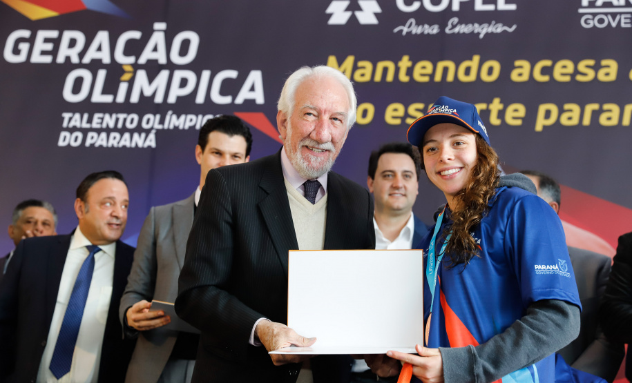 O governador Carlos Massa Ratinho Junior lançou nesta segunda-feira (2), em cerimônia no Palácio Iguaçu, o programa Geração Olímpica, que só neste ano garantirá 1.252 bolsas esportivas nas modalidades olímpicas e paralímpicas para jovens promessas, atletas de renome mundial e técnicos. A Companhia Paranaense de Energia (Copel), patrocinadora da iniciativa, investe R$ 4,75 milhões. É o maior programa de bolsa-atleta do País, em nível estadual.