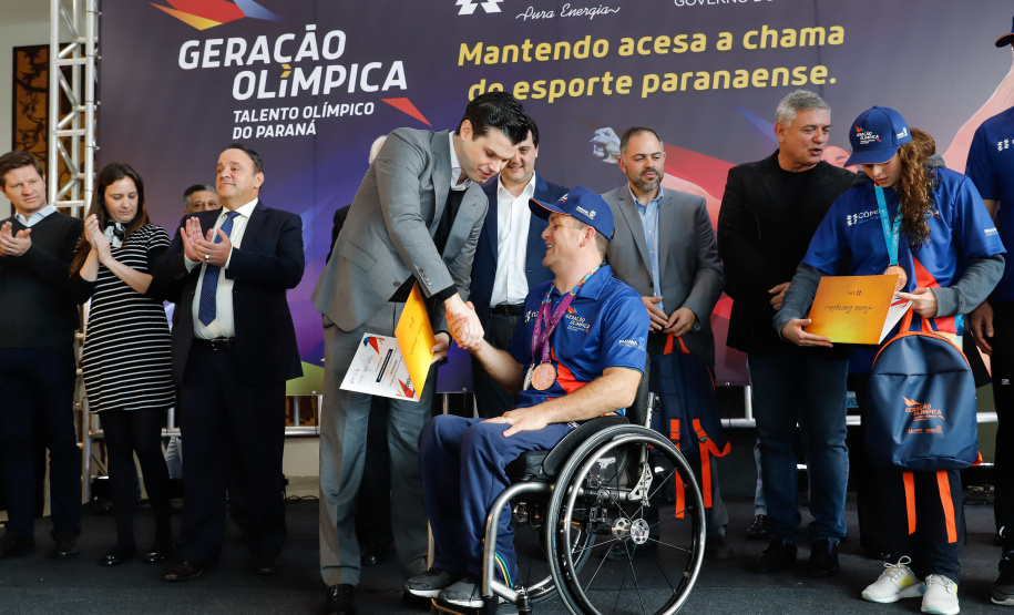 O governador Carlos Massa Ratinho Junior lançou nesta segunda-feira (2), em cerimônia no Palácio Iguaçu, o programa Geração Olímpica, que só neste ano garantirá 1.252 bolsas esportivas nas modalidades olímpicas e paralímpicas para jovens promessas, atletas de renome mundial e técnicos. A Companhia Paranaense de Energia (Copel), patrocinadora da iniciativa, investe R$ 4,75 milhões. É o maior programa de bolsa-atleta do País, em nível estadual.