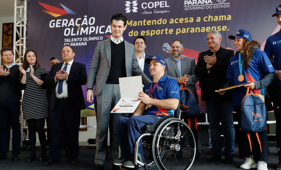 O governador Carlos Massa Ratinho Junior lançou nesta segunda-feira (2), em cerimônia no Palácio Iguaçu, o programa Geração Olímpica, que só neste ano garantirá 1.252 bolsas esportivas nas modalidades olímpicas e paralímpicas para jovens promessas, atletas de renome mundial e técnicos. A Companhia Paranaense de Energia (Copel), patrocinadora da iniciativa, investe R$ 4,75 milhões. É o maior programa de bolsa-atleta do País, em nível estadual.
