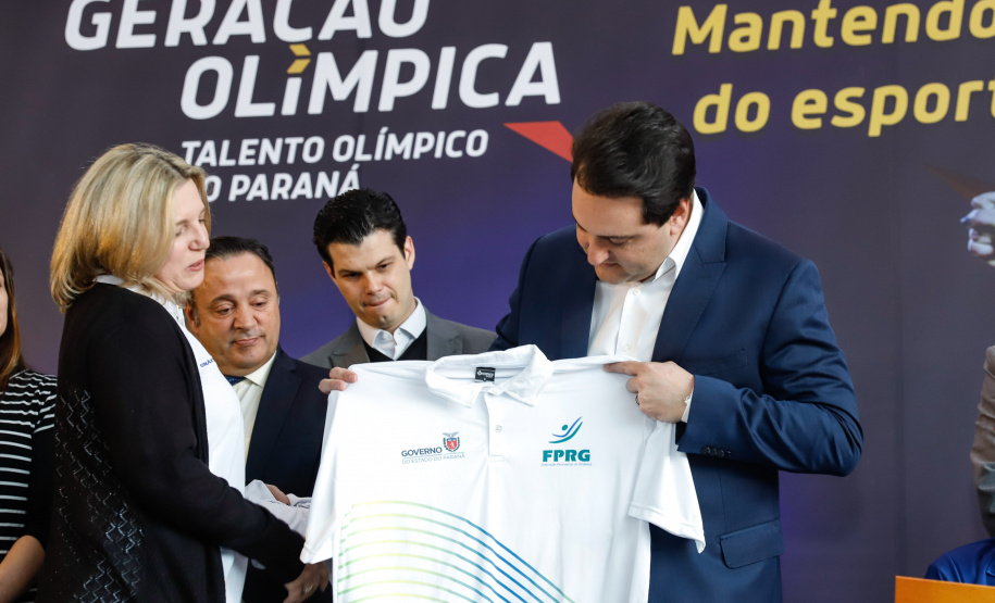 O governador Carlos Massa Ratinho Junior lançou nesta segunda-feira (2), em cerimônia no Palácio Iguaçu, o programa Geração Olímpica, que só neste ano garantirá 1.252 bolsas esportivas nas modalidades olímpicas e paralímpicas para jovens promessas, atletas de renome mundial e técnicos. A Companhia Paranaense de Energia (Copel), patrocinadora da iniciativa, investe R$ 4,75 milhões. É o maior programa de bolsa-atleta do País, em nível estadual.
