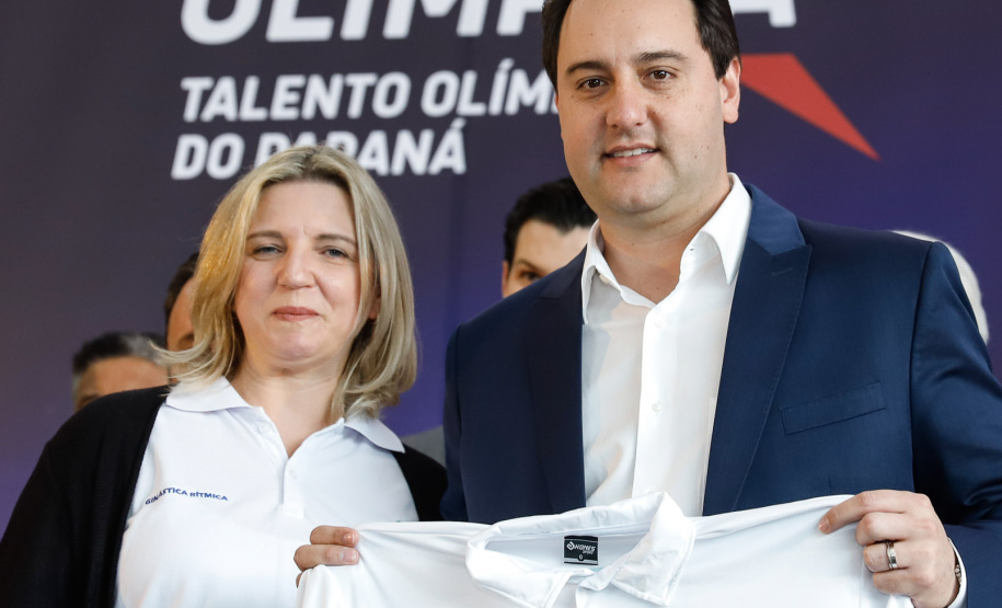 O governador Carlos Massa Ratinho Junior lançou nesta segunda-feira (2), em cerimônia no Palácio Iguaçu, o programa Geração Olímpica, que só neste ano garantirá 1.252 bolsas esportivas nas modalidades olímpicas e paralímpicas para jovens promessas, atletas de renome mundial e técnicos. A Companhia Paranaense de Energia (Copel), patrocinadora da iniciativa, investe R$ 4,75 milhões. É o maior programa de bolsa-atleta do País, em nível estadual.