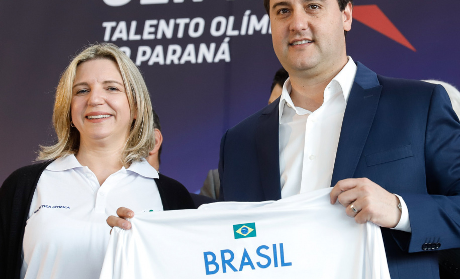 O governador Carlos Massa Ratinho Junior lançou nesta segunda-feira (2), em cerimônia no Palácio Iguaçu, o programa Geração Olímpica, que só neste ano garantirá 1.252 bolsas esportivas nas modalidades olímpicas e paralímpicas para jovens promessas, atletas de renome mundial e técnicos. A Companhia Paranaense de Energia (Copel), patrocinadora da iniciativa, investe R$ 4,75 milhões. É o maior programa de bolsa-atleta do País, em nível estadual.