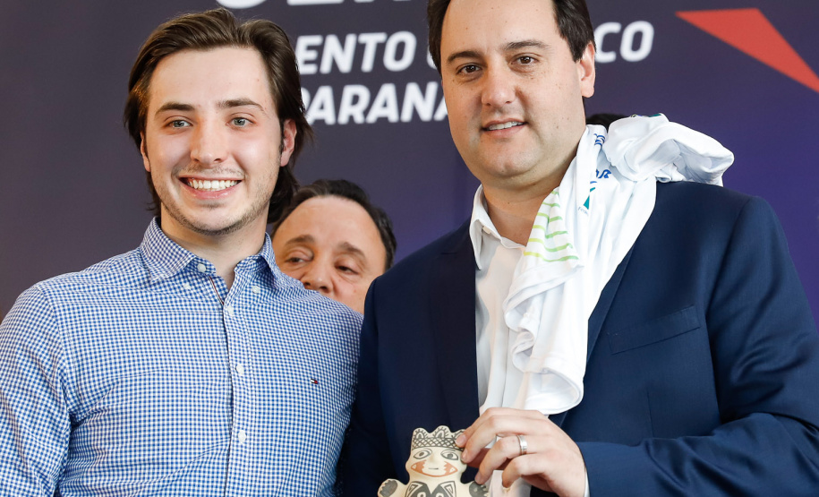 O governador Carlos Massa Ratinho Junior lançou nesta segunda-feira (2), em cerimônia no Palácio Iguaçu, o programa Geração Olímpica, que só neste ano garantirá 1.252 bolsas esportivas nas modalidades olímpicas e paralímpicas para jovens promessas, atletas de renome mundial e técnicos. A Companhia Paranaense de Energia (Copel), patrocinadora da iniciativa, investe R$ 4,75 milhões. É o maior programa de bolsa-atleta do País, em nível estadual.