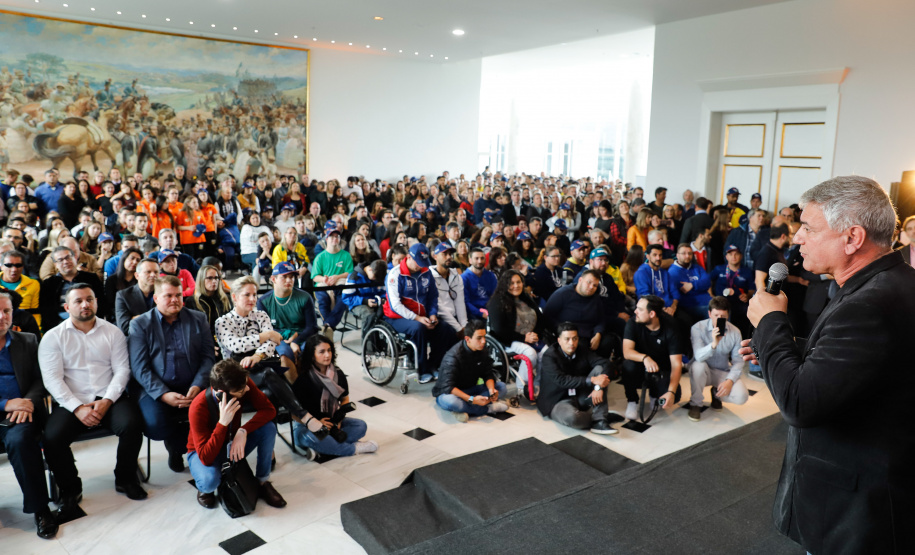 O governador Carlos Massa Ratinho Junior lançou nesta segunda-feira (2), em cerimônia no Palácio Iguaçu, o programa Geração Olímpica, que só neste ano garantirá 1.252 bolsas esportivas nas modalidades olímpicas e paralímpicas para jovens promessas, atletas de renome mundial e técnicos. A Companhia Paranaense de Energia (Copel), patrocinadora da iniciativa, investe R$ 4,75 milhões. É o maior programa de bolsa-atleta do País, em nível estadual.