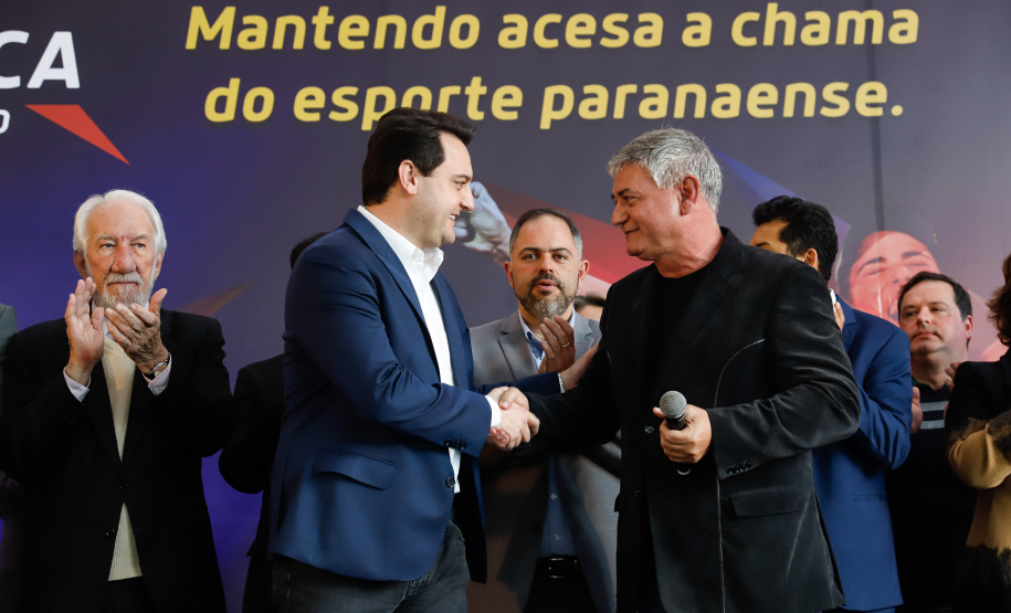 O governador Carlos Massa Ratinho Junior lançou nesta segunda-feira (2), em cerimônia no Palácio Iguaçu, o programa Geração Olímpica, que só neste ano garantirá 1.252 bolsas esportivas nas modalidades olímpicas e paralímpicas para jovens promessas, atletas de renome mundial e técnicos. A Companhia Paranaense de Energia (Copel), patrocinadora da iniciativa, investe R$ 4,75 milhões. É o maior programa de bolsa-atleta do País, em nível estadual.
