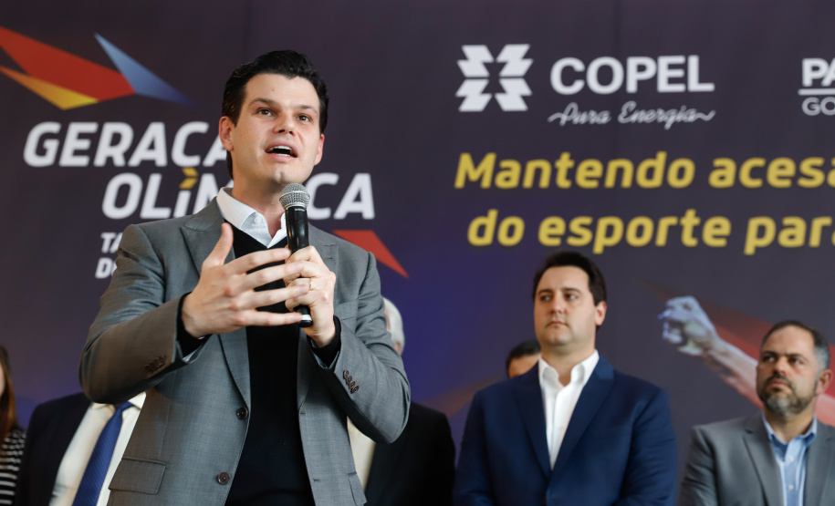 O governador Carlos Massa Ratinho Junior lançou nesta segunda-feira (2), em cerimônia no Palácio Iguaçu, o programa Geração Olímpica, que só neste ano garantirá 1.252 bolsas esportivas nas modalidades olímpicas e paralímpicas para jovens promessas, atletas de renome mundial e técnicos. A Companhia Paranaense de Energia (Copel), patrocinadora da iniciativa, investe R$ 4,75 milhões. É o maior programa de bolsa-atleta do País, em nível estadual.