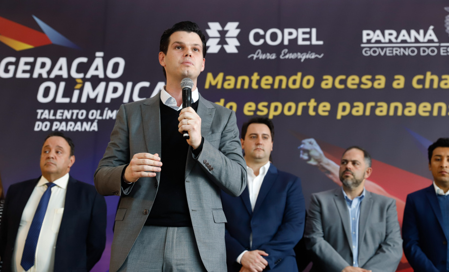 O governador Carlos Massa Ratinho Junior lançou nesta segunda-feira (2), em cerimônia no Palácio Iguaçu, o programa Geração Olímpica, que só neste ano garantirá 1.252 bolsas esportivas nas modalidades olímpicas e paralímpicas para jovens promessas, atletas de renome mundial e técnicos. A Companhia Paranaense de Energia (Copel), patrocinadora da iniciativa, investe R$ 4,75 milhões. É o maior programa de bolsa-atleta do País, em nível estadual.