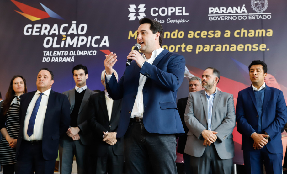 O governador Carlos Massa Ratinho Junior lançou nesta segunda-feira (2), em cerimônia no Palácio Iguaçu, o programa Geração Olímpica, que só neste ano garantirá 1.252 bolsas esportivas nas modalidades olímpicas e paralímpicas para jovens promessas, atletas de renome mundial e técnicos. A Companhia Paranaense de Energia (Copel), patrocinadora da iniciativa, investe R$ 4,75 milhões. É o maior programa de bolsa-atleta do País, em nível estadual.