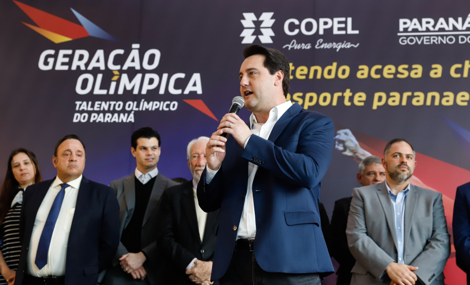 O governador Carlos Massa Ratinho Junior lançou nesta segunda-feira (2), em cerimônia no Palácio Iguaçu, o programa Geração Olímpica, que só neste ano garantirá 1.252 bolsas esportivas nas modalidades olímpicas e paralímpicas para jovens promessas, atletas de renome mundial e técnicos. A Companhia Paranaense de Energia (Copel), patrocinadora da iniciativa, investe R$ 4,75 milhões. É o maior programa de bolsa-atleta do País, em nível estadual.