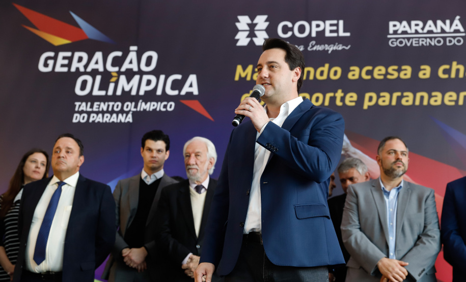 O governador Carlos Massa Ratinho Junior lançou nesta segunda-feira (2), em cerimônia no Palácio Iguaçu, o programa Geração Olímpica, que só neste ano garantirá 1.252 bolsas esportivas nas modalidades olímpicas e paralímpicas para jovens promessas, atletas de renome mundial e técnicos. A Companhia Paranaense de Energia (Copel), patrocinadora da iniciativa, investe R$ 4,75 milhões. É o maior programa de bolsa-atleta do País, em nível estadual.