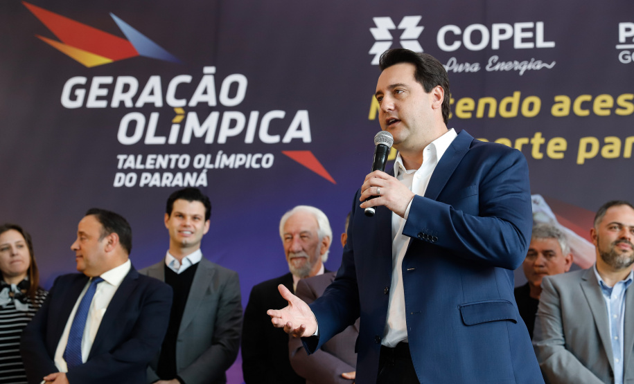 O governador Carlos Massa Ratinho Junior lançou nesta segunda-feira (2), em cerimônia no Palácio Iguaçu, o programa Geração Olímpica, que só neste ano garantirá 1.252 bolsas esportivas nas modalidades olímpicas e paralímpicas para jovens promessas, atletas de renome mundial e técnicos. A Companhia Paranaense de Energia (Copel), patrocinadora da iniciativa, investe R$ 4,75 milhões. É o maior programa de bolsa-atleta do País, em nível estadual.