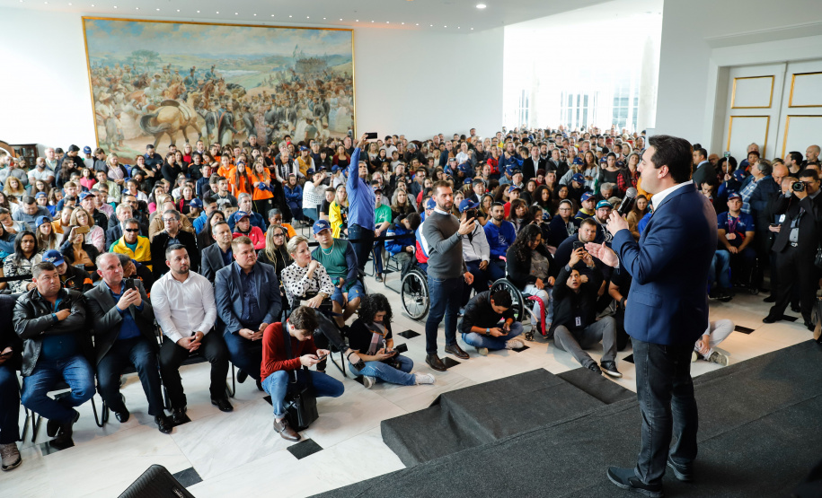 O governador Carlos Massa Ratinho Junior lançou nesta segunda-feira (2), em cerimônia no Palácio Iguaçu, o programa Geração Olímpica, que só neste ano garantirá 1.252 bolsas esportivas nas modalidades olímpicas e paralímpicas para jovens promessas, atletas de renome mundial e técnicos. A Companhia Paranaense de Energia (Copel), patrocinadora da iniciativa, investe R$ 4,75 milhões. É o maior programa de bolsa-atleta do País, em nível estadual.